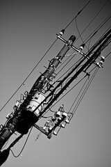 電柱のモノクロ写真