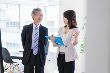 秘書と会話をするVIP