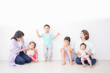 室内で楽しく遊ぶ子どもたちとママ友