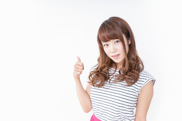 指をさす女性