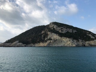 웅장하게 보이는 바닷가에 떠있는 섬