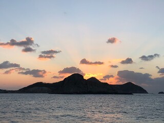 섬 뒤로 숨은 태양