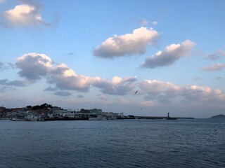 먉은 하늘아래 보이는 바닷가 섬마을