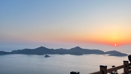 해넘이가 보이는 바닷가 풍경