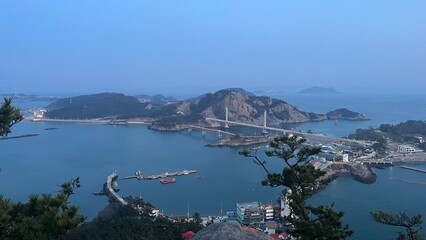 산속에서 보이는 섬마을 풍경