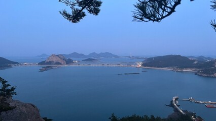 산 정상에서 바라본 바닷 마을 풍경