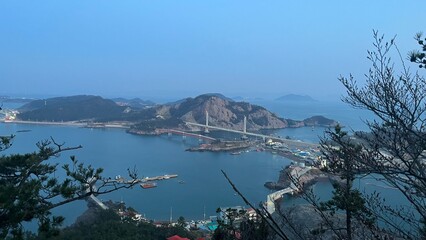 산에서 바라본 섬 마을의 경치