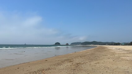 잔잔히 물결치는 바다와 모래사장