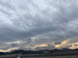 해지기 전 구름 많은 하늘