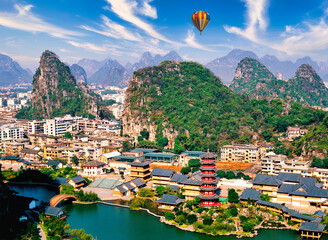 桂林の美しい町並み上空を飛行するバルーン合成