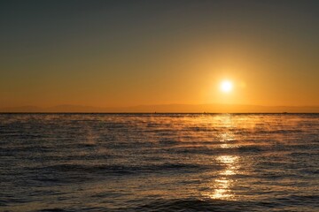 大阪湾の朝焼けと気嵐のコラボ情景