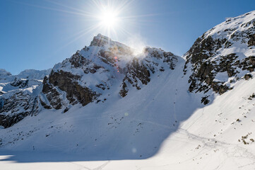 Szczyty otaczające Czarny Staw Gąsienicowy w polskich Tatrach sfotografowane w słoneczny zimowy...