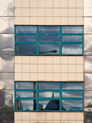 Die Fassade der Frankfurter Konzerthalle spiegelt sich im Fenster eines modernen Gebäudes der polnischen Nachbarstadt Słubice