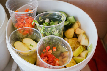 recipientes con frutas y vegetales