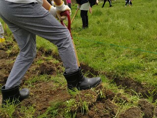 田づくりする子ども　〜make a rice field