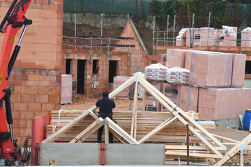 charpentier sur un chantier de construction - 768498051