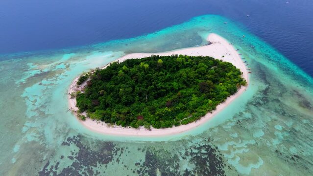 Shot from a drone performing a left orbit, capturing the entire landscape of Mantigue Island.