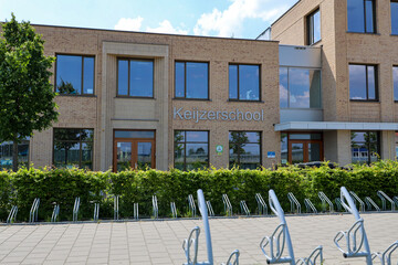 Permanent and temporary buildings for primary school in Moerkapelle
