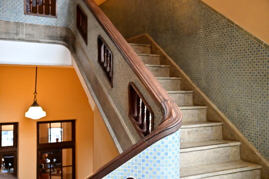 The Taiwan Memorial Hall staircase blends classicism and modernism, reflecting Taiwan's early 20th century cultural fusion (spiral rail, clean lines).