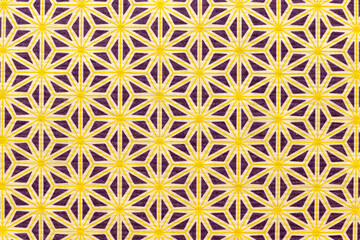 黄色と紫色の幾何学的な和柄文様