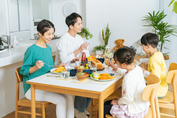 ダイニングで食事する4人家族
