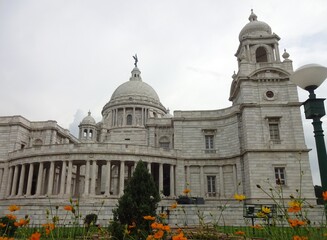 Fototapeta na wymiar Vibrant flowers in front of Victoria Memorial, Kolkata, India