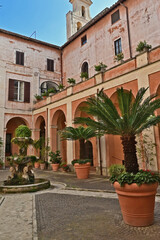 Roma,  il chiostro della chiesa dei santi Cosma e Damiano a Fori Imperiali