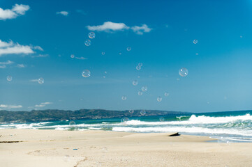 海とシャボン玉