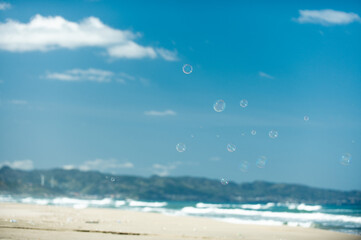 海とシャボン玉