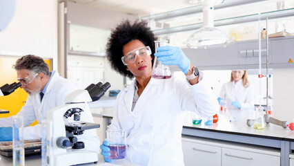 Obraz premium Lab specialists working at the lab and examining some samples on the microscopes