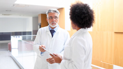 Obraz premium Mature doctor advising his young colleague