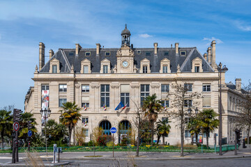 Vue extérieure de la mairie du 13ème arrondissement de Paris, France, située place d'Italie - obrazy, fototapety, plakaty