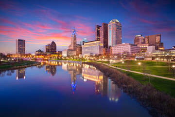 Columbus, Ohio, USA. Cityscape image of Columbus, Ohio, USA downtown skyline with the reflection of the city in the Scioto River at spring sunset. - obrazy, fototapety, plakaty