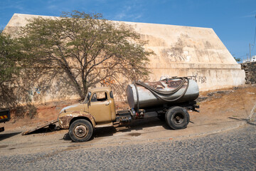 vieux camions à Mindelo sur l'île de Saint Vincent au Cap Vert en Afrique occidentale