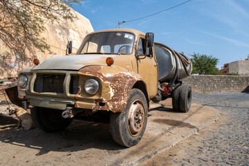 vieux camions à Mindelo sur l'île de Saint Vincent au Cap Vert en Afrique occidentale
