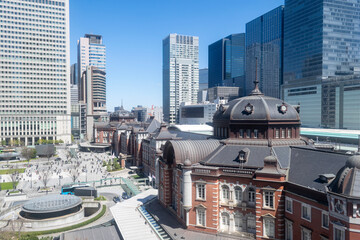 煉瓦造りの東京駅の駅舎とビル群