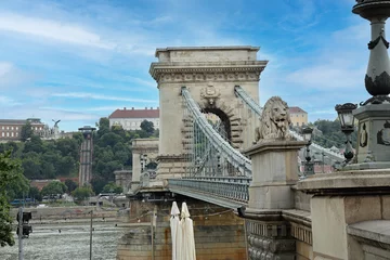 Fotobehang Kettingbrug Chain Suspension Bridge Over Danube River in Budapest Hungary