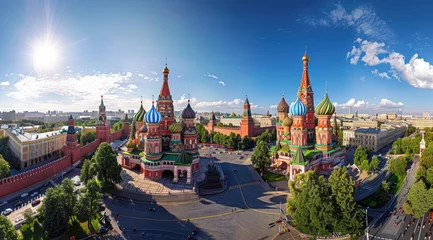 Photo sur Plexiglas Moscou A panoramic view of the Moscow Red Square, showcasing St Basil's Cathedral and Sretenskymoskull tower, bathed in sunlight with blue sky above