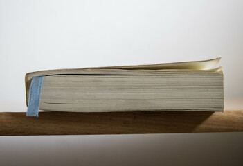 libro con señalador