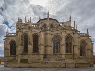 Parte superior de la Catedral de San Antolín de Palencia sede episcopal de la ciudad de Palencia, sobre cielo en colores grises oscuros