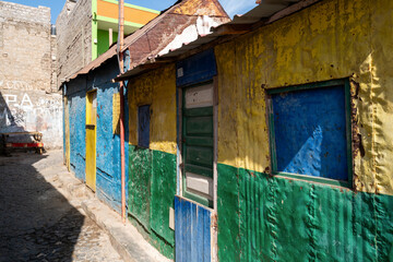 Fototapeta na wymiar Bâtiment dans la ville de Mindelo sur l'île de Saint Vincent au Cap Vert