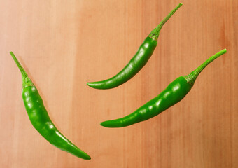 Chili Rösti, grüne Chilis, grüne Peperoni, scharf, isoliert, 