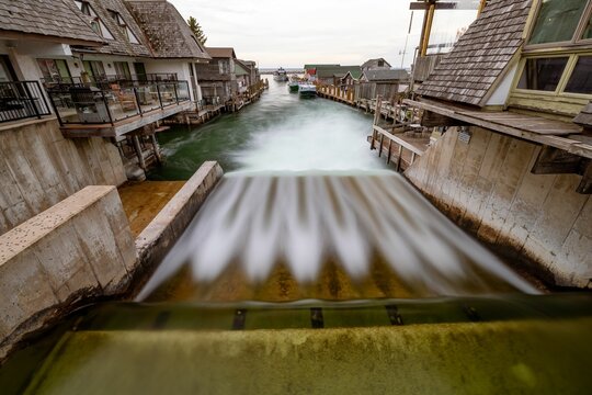 Long exposure of a tranquil river winding through a peaceful residential neighborhood in Fishtown