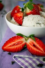 Cup og stracciatella ice cream