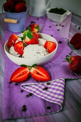 Cup og stracciatella ice cream