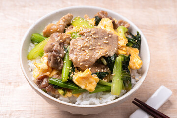 小松菜と豚肉のオイスターソース炒め丼