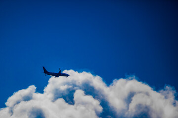 青空と旅客機