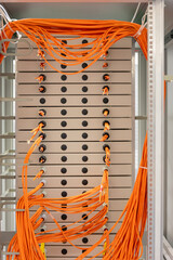 RJ45 Kupferkabel - Netzwerkkabel in einem Netzwerk Verteiler Rack im Rechenzentrum - 768856873