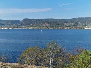 Fototapeta premium Norway has many mountain peaks, lakes, waterfalls and fjords that make for spectacular views. 