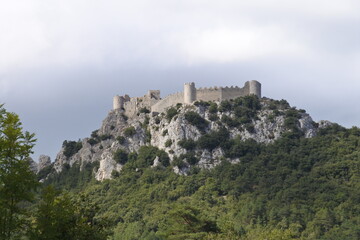 Fototapeta na wymiar Château de Puilaurens mit Felsen und Sonne